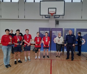 Wspólne zdjęcie drużyny, która zajęła III miejsce wraz z I zastępcą Komendanta Miejskiego Policji w Łodzi Nadkomisarzem Wojciechem Malarczykiem oraz Zastępcą dyrektora XLII Liceum Ogólnokształcącego Panią Moniką Brykowską-Kozłowską.