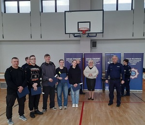 Wspólne zdjęcie drużyny, która zajęła iV miejsce wraz z I zastępcą Komendanta Miejskiego Policji w Łodzi Nadkomisarzem Wojciechem Malarczykiem oraz Zastępcą dyrektora XLII Liceum Ogólnokształcącego Panią Moniką Brykowską-Kozłowską.