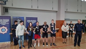 Wspólne zdjęcie drużyny, która zajęła iI miejsce wraz z I zastępcą Komendanta Miejskiego Policji w Łodzi Nadkomisarzem Wojciechem Malarczykiem oraz Zastępcą dyrektora XLII Liceum Ogólnokształcącego Panią Moniką Brykowską-Kozłowską.