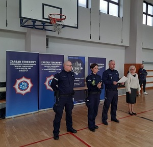 I Zastępca Komendanta Miejskiego Policji w Łodzi nadkomisarz Wojciech Malarczyk wspólnie z zastępcą dyrektora XLII Liceum Ogólnokształcącego panią Moniką Brykowską-Kozłowską oraz policjantami z Wydziału Prewencji łódzkiej komendy dziękują uczestnikom oraz ogłaszają wyniki.