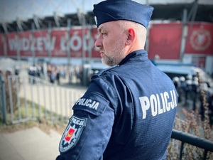 I Zastępca Komendanta Miejskiego Policji w Łodzi obserwuje kibiców.