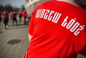 Napis Widzew Łódź na koszulce kibica.