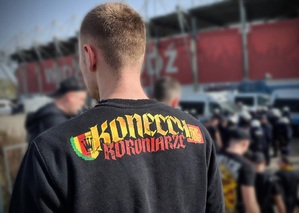 Napis Korona na koszulce kibica.