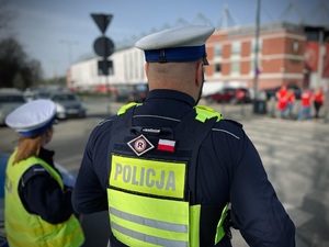 Partol ruchu drogowego podczas zabezpieczenia meczu piłkarskiego.