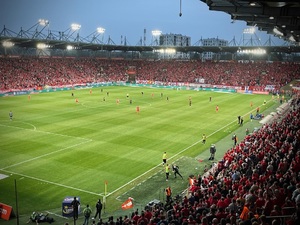 Boisko piłkarskie na którym odbywa się mecz.