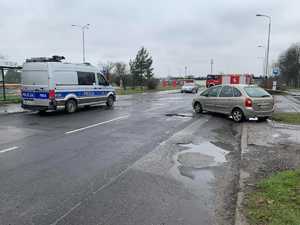 Radiowóz policyjny oraz Straży Pożarnej na miejscu wypadku.