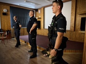 Policjanci oraz pies służbowy z Wydziału Prewencji Komendy Miejskiej Policji w Łodzi podczas spotkania z młodzieżą.