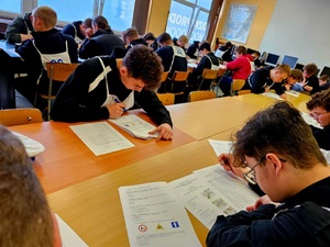 Uczestnicy konkursu podczas rozwiązywania testu wiedzy.