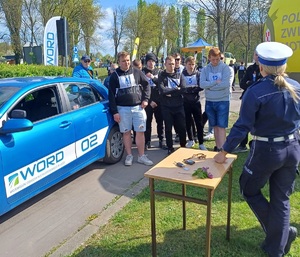 Policjantka odpowiada na pytania uczestników.