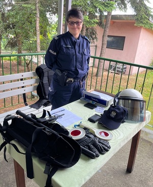 Policjantka na stoisku policyjnym w trakcie festynu.