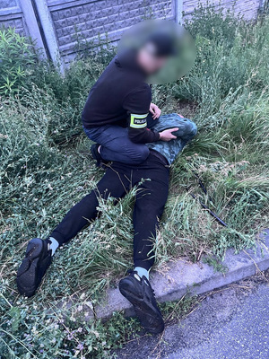 Policjant zatrzymuje sprawcę kradzieży.