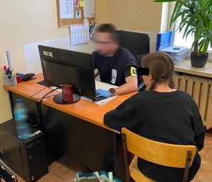 Podejrzana przesłuchiwana przez łódzkiego policjanta.