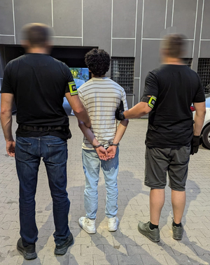 Zatrzymany prowadzony przez łódzkich policjantów.