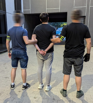 Zatrzymany prowadzony przez łódzkich policjantów.
