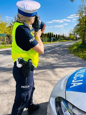 policjantka podczas kontroli prędkości.