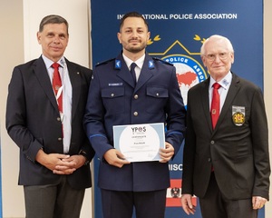 Łódzki policjant podczas Światowego Seminarium dla Młodych Policjantów w Austrii.