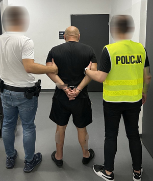 Zatrzymany prowadzony przez łódzkich policjantów.