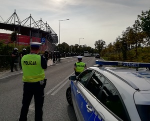 Policjanci Wydziału Ruchu Drogowego Komedy Miejskiej Policji w Łodzi w trakcie zabezpieczenia.