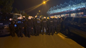 Policjanci nadzorują rozejście się kibiców.