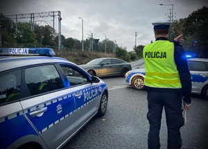 Policjant z łódzkiej &quot;drogówki&quot; kieruje ruchem przed stadionem Widzewa Łódź.