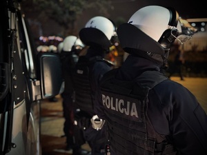 Policjanci podczas zabezpieczania przejścia kibiców Korony Kielce na stadion.