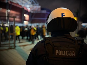 Policjanci podczas zabezpieczania przejścia kibiców Korony Kielce na stadion.