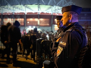 Policjanci podczas zabezpieczania przejścia kibiców Korony Kielce na stadion.