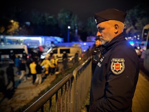 I Zastępca Komendanta Miejskiego Policji w Łodzi obserwuje kibiców drużyny przyjezdnej.