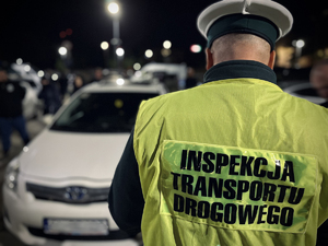 Funkcjonariusz Wojewódzkiej Inspekcji Transportu Drogowego podczas kontroli kierującego świadczącego usługi na aplikację.