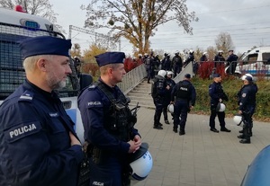 Dowódca zabezpieczenia - I Zastępca Komendanta Miejskiego Policji w Łodzi - podinspektor Wojciech Malarczyk oraz dowódca Oddziału Prewencji Policji w Łodzi młodszy inspektor Arkadiusz Kukulski w trakcie zabezpieczenia.