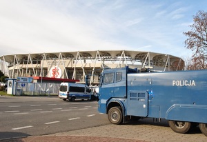 Policyjna armatka wodna i oznakowany radiowóz przed stadionem na alei Unii.