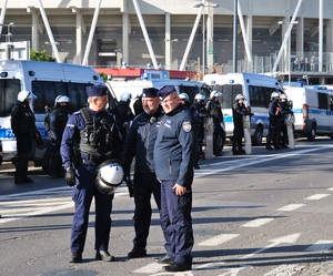 I Zastępca Komendanta Miejskiego Policji w Łodzi podinspektor Wojciech Malarczyk  i młodszy inspektor Arkadiusz Kukulski oraz umundurowani policjanci przed zabezpieczeniem przemarszu kibiców drużyny przyjezdnej.