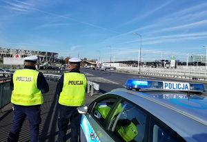 Policjanci z Wydziału Ruchu Drogowego Komendy Miejskiej Policji w Łodzi zabezpieczają łódzkie ulice przed meczem.