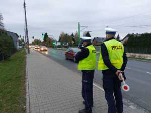 Zdjęcie poglądowe - policjanci Wydziału Ruchu Drogowego dokonują pomiaru prędkości na jednej z łódzkich ulic.