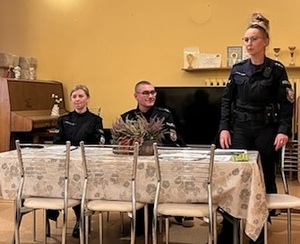 Policjanci przeprowadzają debatę.