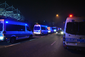 Radiowozy policyjne przed stadionem.