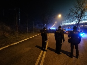 Dowódcy zabezpieczenia przed zabezpieczeniem przejścia kibiców drużyny przyjezdnej ze stadionu na dworzec kolejowy.