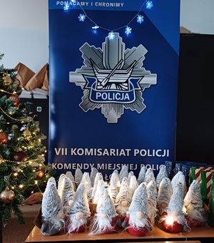 Prezenty dla dzieci na tle baneru VII Komisariatu Policji w Łodzi.