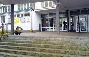 Wejście do szkoły.