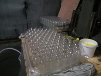 plastikowe butelki, w które przelewany był alkohol