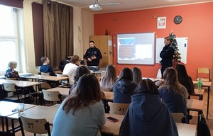 Policjanci w klasie, w trakcie spotkania z młodzieżą.