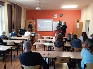 Policjanci w klasie, podczas spotkania z młodzieżą.
