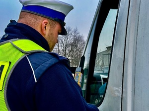 Policjant Ruchu Drogowego w trakcie kontroli pojazdu.