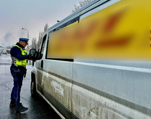 Policjant Ruchu Drogowego w trakcie kontroli pojazdu.