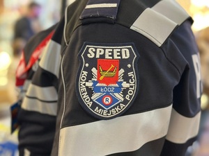 Emblemat Grupy SPEED KMP w Łodzi na rękawie kurtki policyjnej.