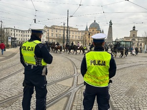 Funkcjonariusze Wydziału Ruchu Drogowego w trakcie zabezpieczenia.