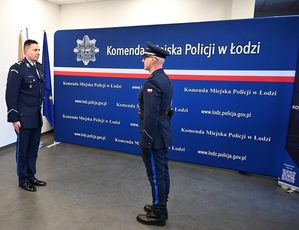 Dowódca uroczystości składa meldunek Zastępcy Komendanta Wojewódzkiego Policji w Łodzi młodszemu inspektorowi Adamowi Jurkowi.