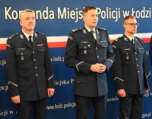 Wspólne zdjęcie Zastępcy Komendanta Wojewódzkiego Policji w Łodzi młodszego inspektora Adama Jurka, Komendanta Miejskiego Policji w Łodzi młodszego inspektora Mariusza Siejki i p.o. Zastępcy Komendanta Miejskiego Policji w Łodzi podinspektora Roberta Ludwikowskiego.