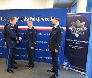 Wspólne zdjęcie Zastępcy Komendanta Wojewódzkiego Policji w Łodzi młodszego inspektora Adama Jurka, Komendanta Miejskiego Policji w Łodzi młodszego inspektora Mariusza Siejki, p.o. I Zastępcy Komendanta Miejskiego Policji w Łodzi podinspektora Jakuba Kowalczyka, p.o. Zastępcy Komendanta Miejskiego w Łodzi młodszego inspektora Kamila Szczęsnego oraz przemawiającego p.o. Zastępcy Komendanta Miejskiego Policji w Łodzi Roberta Ludwikowskiego.