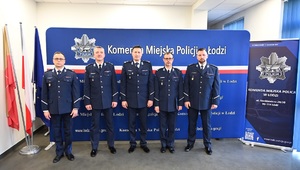 Komendant Miejski Policji w Łodzi młodszy inspektor Mariusz Siejka składa gratulacje p.o. Zastępcy Komendanta Miejskiego Policji w Łodzi podinspektorowi Robertowi Ludwikowskiemu.